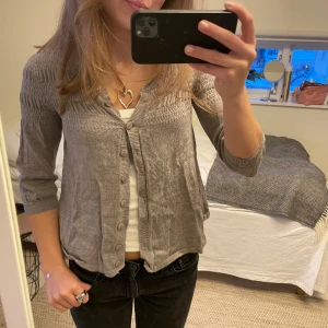 Trekvartsärmad kofta - Säljer denna trekvartsärmade koftan i storlek XS