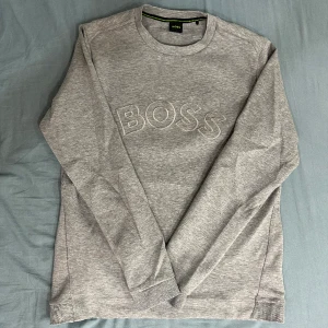 Boss tröja - Boss tröja i jätte bra skick, knappast använd. Köpt i Boss affären. 10/10