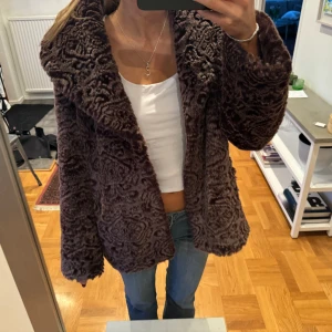 Ascool pälsjacka - Ascool pälsjacka i ett lila/vinrött leopardmönster. Så snygg, lite längre passform. Storlek S men skulle säga att den passar M också. Säljer då jag har för många jackor. Säljer för 320kr + frakt!🫶