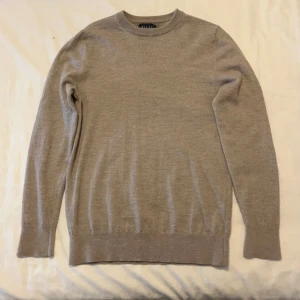 Riley sweatshirt - En Riley tröja i fint skick Jag är 176 och tröjan är på gränsen för mig som ni ser på andra bilden 