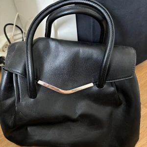 Svart handväska - Mellanstor fin handväska med många fack💞