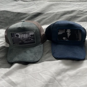 Emilio pendeza/ lavoro kepsar - Två riktigt snygga kepsar nu till sommaren! Den gråa e från Emilio pendeza och är helt oanvänd! Den blåa e från lavoro och e använd men ändå i bra skick! 200 kr för den gråa och 150 för den blåa.