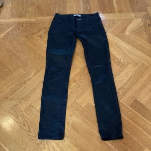 Svarta ”imoregnerade” (löderkänsla) jeans från Acne. Modell Kex Pleather. Storlek 28/32. 