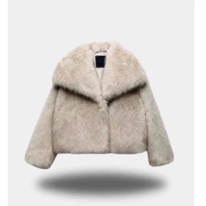 Pälsjacka - Säljer denna päls från Lykeo för att storleken var för liten och även då jag söker en mer ”oversize”. Helt oanvänd så är i helt nytt skick!🤍🤍 Nypris 1500 kr!