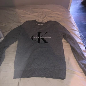 Calvin Klein tröja  - Hej jag säljer min Calvin Klein tröja hör av dig om du vill köpa den, de e inget fel på den eller något sånt inga fleckar.