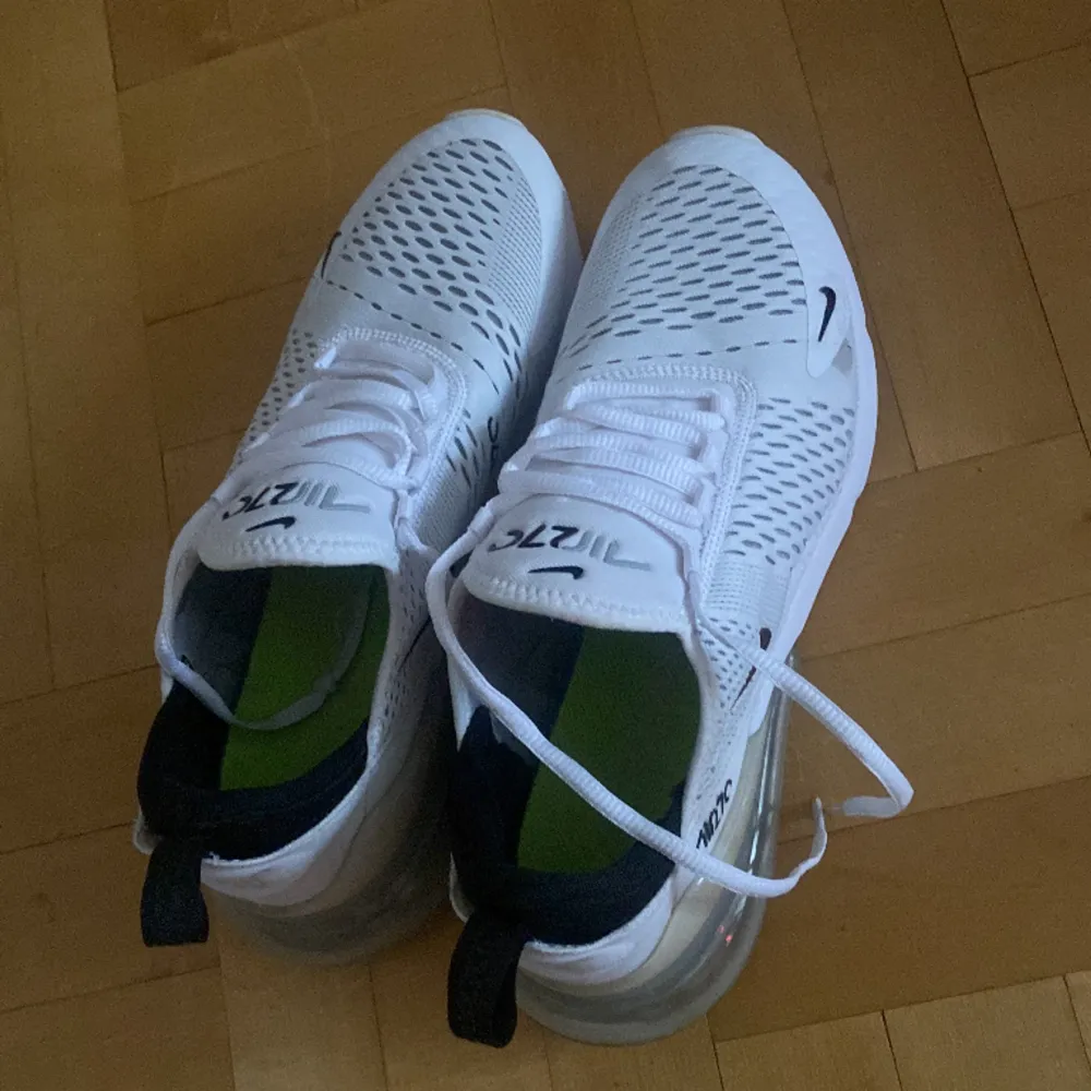 Nike air Max 270  , storlek 43 Låda ingår , nypris 1500:- säljes i befintligt skick . Skor.