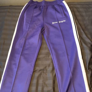 Palm Angels Track Pants - Använd 2 gånger på sommaren Skick 10/10 Storlek M  Mitt pris 750kr Färg lilla 