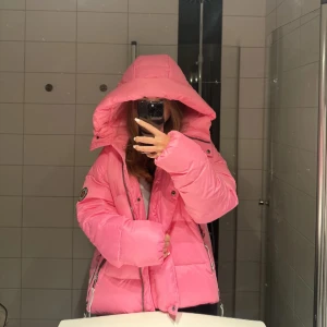 Rosa CAYA jacka - Säljer denna rosa CAYA jacka då den inte kommer till användning, endast använd en gång. Köpt för 5999kr, skriv för fler bilder 