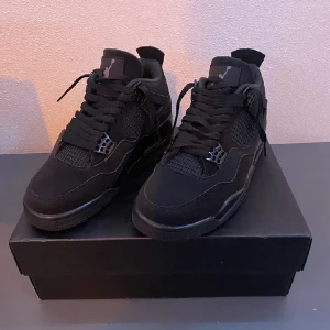 Jordan 4 black cat - Hejsan säljer mina äkta jordan skor färg svart  dom är i ett fint skick. Och så klart äkta inga skambud 