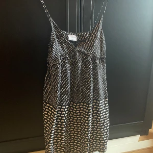 Klänning - Säljer denna sommarklänningen från CHIARA FORTHI i storlek 36. Aldrig använd då den tyvärr är för liten för mig:/ Materialet är otroligt skönt och luftigt och är perfekt nu till sommaren/våren.🩵 skulle säga att den passar en XXS/XS eller en mindre S🫶🏻