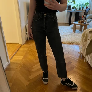 Mörkgråa jeans - Mörkgråa jeans från Zara. Välanvända. Storlek 32. 75:- ex frakt. 