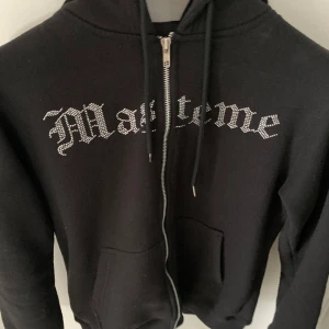  Rhinestone zip hoodie  - En riktigt snygg rhinestone zip hoodie i skick 7-10. Den är lite luddig men ändå bra skick 