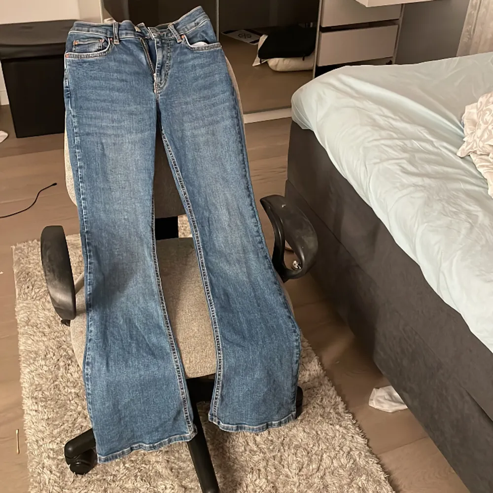 ett par superfina lowwaist/midwaist blåa bootcut jeans från ginatricot, tyvärr har de blivit för små och korta på mig som är 161cm. nyskick, nypris 500kr.. Jeans & Byxor.