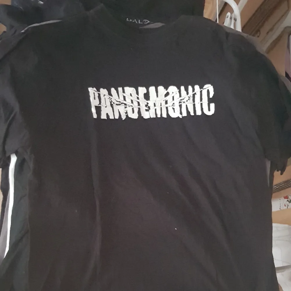T-Shirt med spelet Pandemics logga. T-shirts.