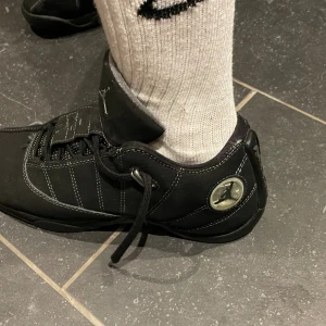 Svarta jordan  - En par svarta skor med märket jordan