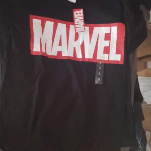 T-shirt med Marvel loggan