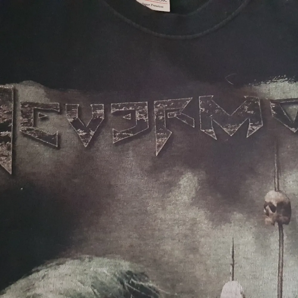 Band T-Shirt med Nevermore tryck på front och rygg. T-shirts.