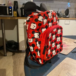 Mussepigg-väska  - Liten och enkel rygga, bra skick, kan ta bild på om det efterfrågas:) 