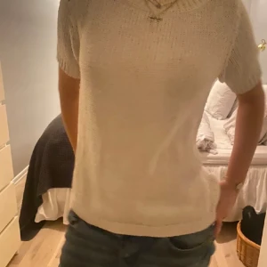Kortärmad stickad - Stickad kortärmad glittrig vit/beige tröja💞