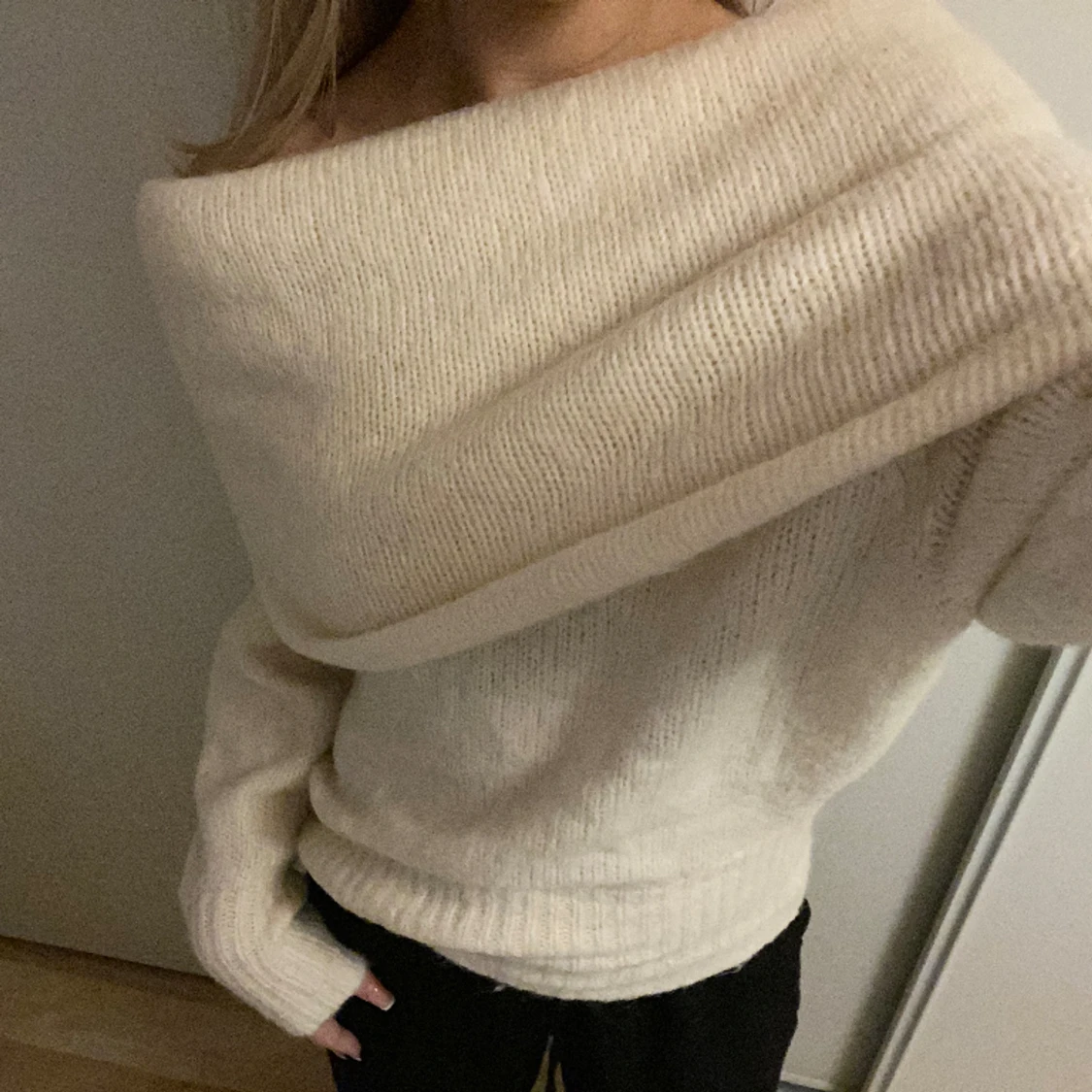 Off shoulder stickad tröja 