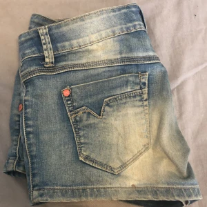 Lågmidjade shorts  - Shortsen är i ett gott skick, bilder diskuteras, De är ifrån Madrid (Spanien) så jag vet inte riktigt märket men jag skriver de jag tror dem är ifrån. De är ungefär 3 år gamla men fortfarande du ett gott skick