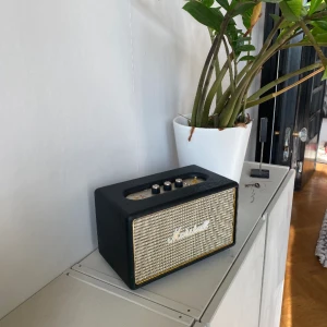 Högtalare - Marshall högtalare, modell Acton. Fungerar som den ska, aldrig haft några problem med den.   Skriv för fler bilder Priset är inte satt i sten