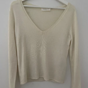 Stickad krämvit tröja 30% Kashmir - Stickad krämvit tröja från rosemunde copenhagen 70% ull och 30% Kashmir Lite tunnare skön vardagströja, knappt använd