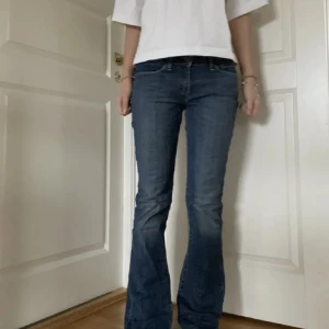 Levis jeans  - Lågmidjade Leviś jeans i mörkblå fint skick❤️