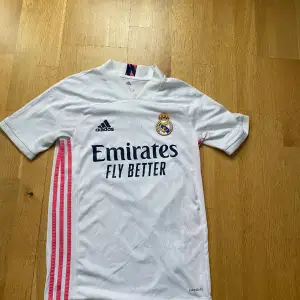 Real Madrid Benzema tröja. xs vuxen storlek. Hör av er vid frågor