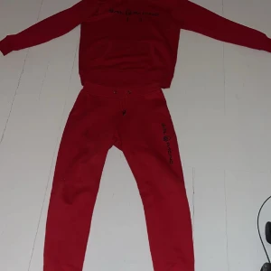 Sail racing, hoodie och byxor  - Använd ett fåtal gånger, har en liten fläck på byxorna som ska bort innan försäljning. Byxorna är bra i längden för mig som är 168cm. Kan säljas separat! Nypris 1800. Priset är ej hugget i sten kan sänkas vid snabb affär.