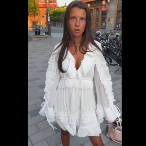 Studentklänning - Strl 42 Klänning är hel och ren och endast testad.  T 