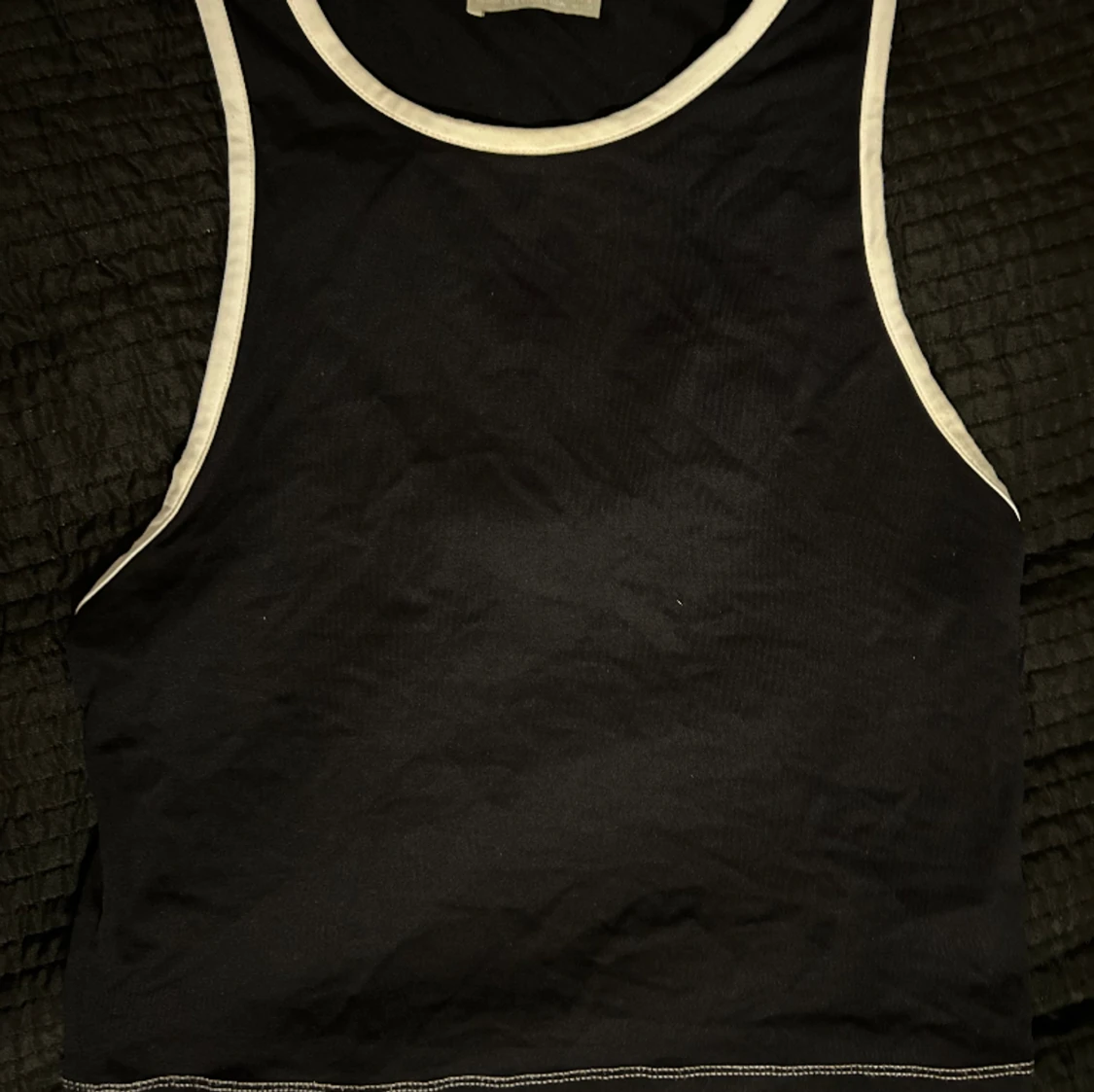 Topp med vita detaljer 