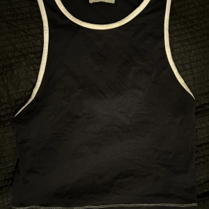 Topp med vita detaljer  - Fin och i bra skick men används inte längre 