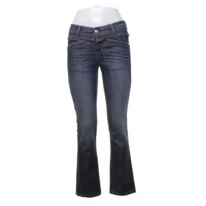 Low Waist jeans legend  - Jätte snygga mörkblåa jeans raka/bootcut, som tyvärr är för stora för mig. Oanvända 