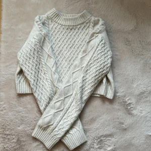 Beige stickad tröja - Storlek xs, kroppad, jätte bra sick!