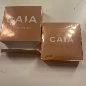 Caia highlighter ❤️ - Säljer en sprillans ny Caia highlighter..den e aldrig använd och de e i färgen ”Portofino” på hemsidan ser den mörkare ut den e lite ljusare i verkligheten ❤️Pris kan diskuteras 