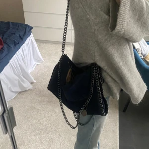 Väska - Jättefin och rymlig väska som tyvärr inte kommer till användning💓 köpt i Spanien marinblå