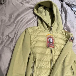 Pj jacka  - Säljer min parajumper jacka i storlek y-s passar mig som är s-m finns qr-kod i jackan som bevis på äkthet, har även lapparna kvar,  finns tyvärr inte kvitto kvar därför billig