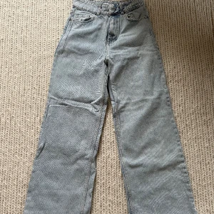 Jeans från Zara - Jeans från Zara i storlek 40. Bra skick, frakt tillkommer.