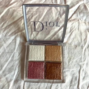 dior backstage glow face palette 001 universal - dior backstage glow face palette 001 universal🤍 endast använd i ca 2 veckor🩷 köpte den för 600kr, säljer för 400kr🩵