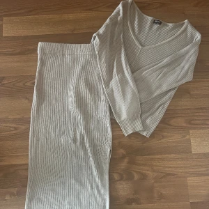 Set - tröja och kjol - Set från Moa Mattssons kollektion hos bubbelroom. Fin tight kjol med tillhörande tröja. Använd 2-3 gånger. Säljer för 200k. Nypris drygt 900kr för hela settet. 