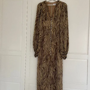 Adoore Positano Dress - Klänning från Adoore i storlek 34, väldigt bra skick och enbart använd 2ggr. Köptes för 1695kr. 