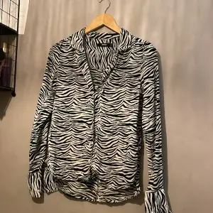 Säljer denna zebra randiga blusen från BikBok, storlek xs