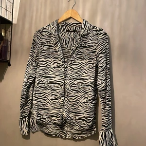 Blus - Säljer denna zebra randiga blusen från BikBok, storlek xs
