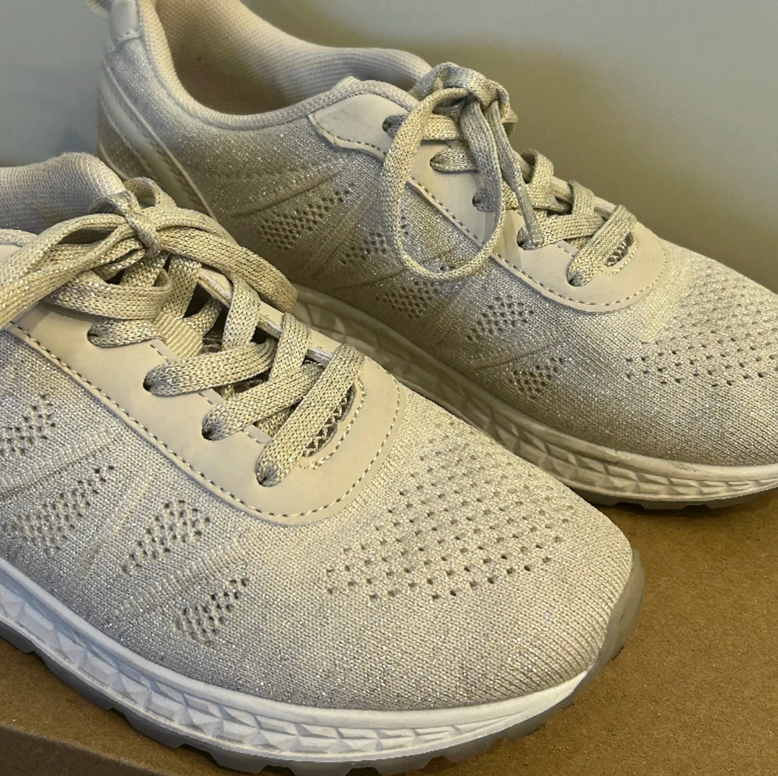 Glittriga sneakers - 91