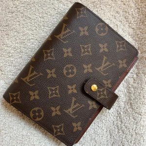 Louis Vuitton kalender  - Inköpt januari 2023 , ser helt ny ut , kommer med box samt äkthetsbevis