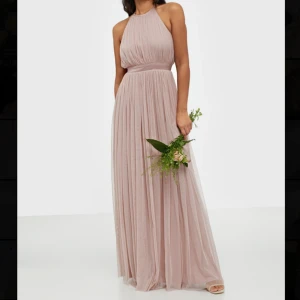 Anaya balklänning - Superfin smutsrosa balklänning köpt 2019. Aldrig använd, bara testad då min bal blev inställd💓 Är i storlek medium men skulle säga att den passar en S/M! Nypris: 850kr 