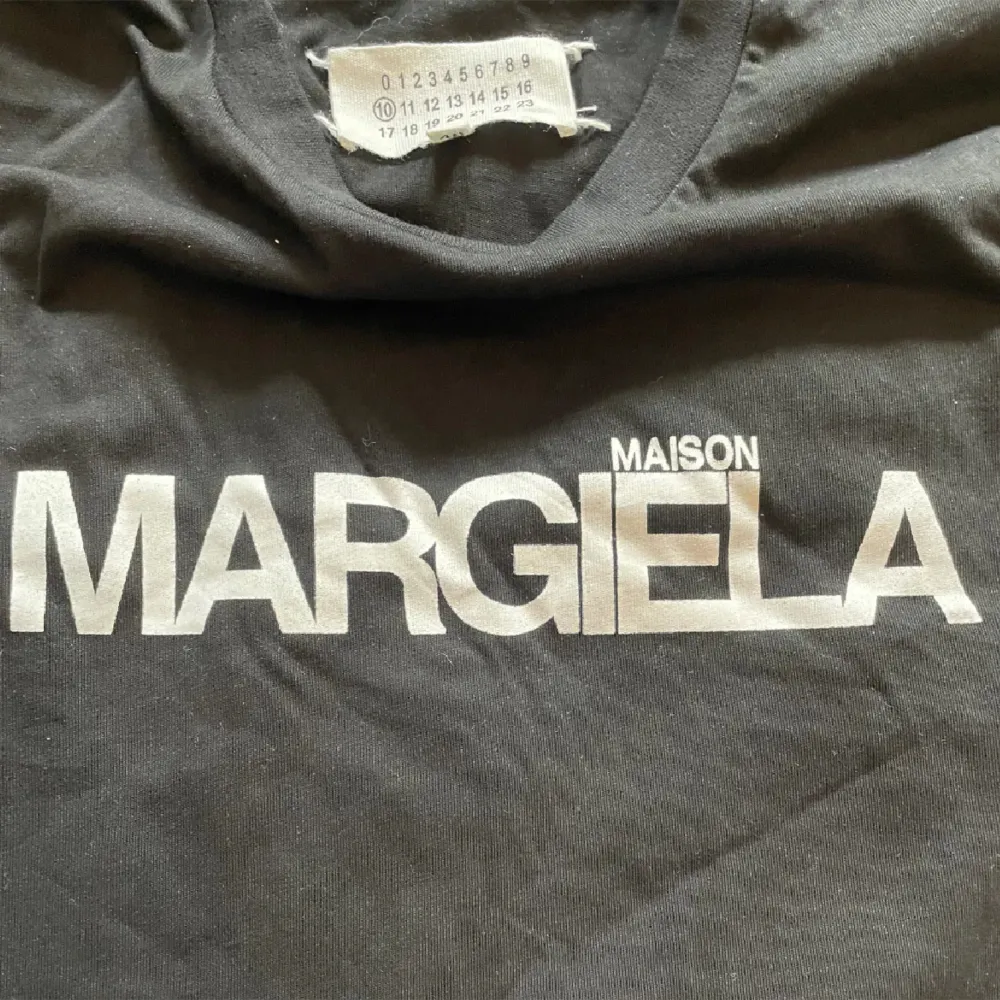 Säljer denna sjukt snygga Masion Margiela t shirten! Sjukt bra skick använd fåtal gånger, nästan ny! Nypris ligger på 4000+🤯Storlek 48 vilket motsvarar M! Modellen är 182 och väger 71kg! Skriv pm vid funderingar!. T-shirts.