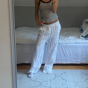 Linne byxor - Super fina linnebyxor från ginatricot! Aldrig använda då jag har två par andra:) funkar bra att vika upp midjan så de blir lite kortare! 