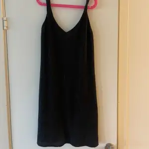 En kort svart skimrig klänning från Mango, strl S, aldrig använd